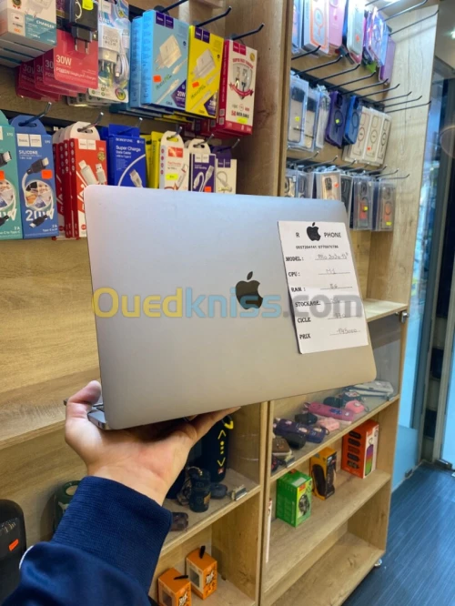 Macbook pro 2020 13 pouce M1 8/256ssd cycle 176 libire officiel 