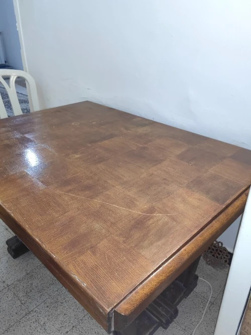 Table et bahut ancien ( années 1950 )