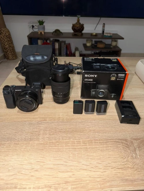 Sony A6400 Noir + Objectif E PZ 16-50 mm f/3.5-5.6 OSS + Objectif E 18-135 mm f/3.5-5.6 OSS + chargeur externe + 2 batterie + Sacoche
