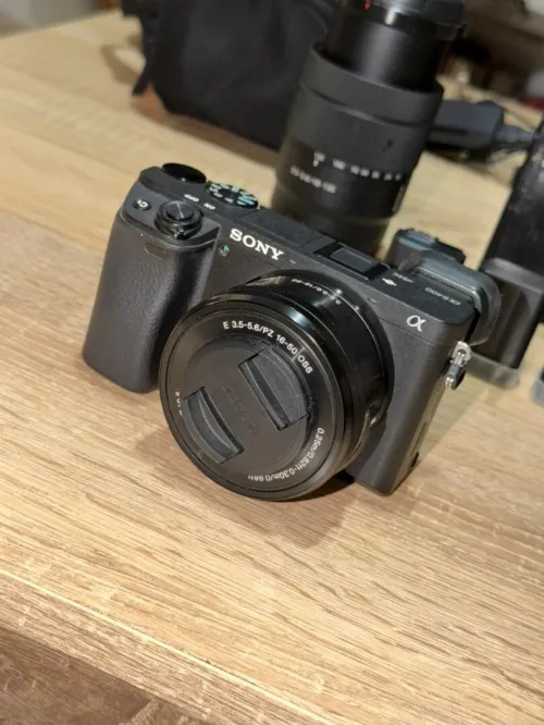 Sony A6400 Noir + Objectif E PZ 16-50 mm f/3.5-5.6 OSS + Objectif E 18-135 mm f/3.5-5.6 OSS + chargeur externe + 2 batterie + Sacoche