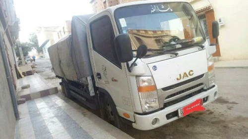 CAMION PLATEAU TRANSPORT MARCHANDISES 