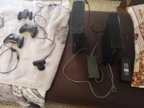 Lot a vendre xbox slim et fat flashé et des manettes et dvd collector de série original