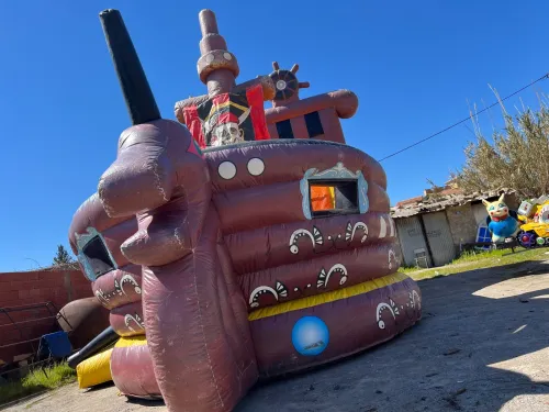 Grand toboggan gonflable style bateau pirate