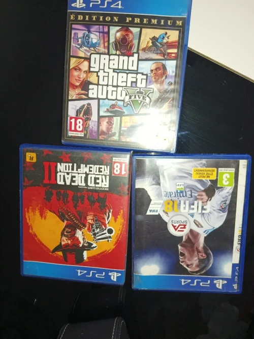 PS4 slim très bon état peu utilisé حالة جيدة غير مستعملة كثيرا