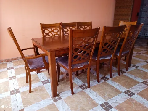 Table bois Malaisie 9/10 avec 8 chaises .  mesures 198/95