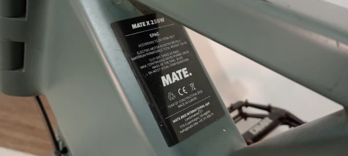 Vélo électrique pliable MATE Avec chargeur pro