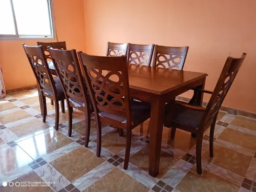 Table bois Malaisie 9/10 avec 8 chaises .  mesures 198/95