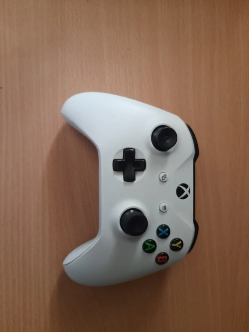 XBOX ONE X 1 TB + 3 MANETTES 