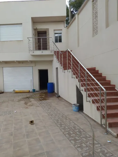 Rampe d'escalier en inox garde corps en inox et verre cabine de douche moderne