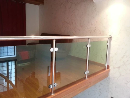 Rampe d'escalier en inox garde corps en inox et verre cabine de douche moderne