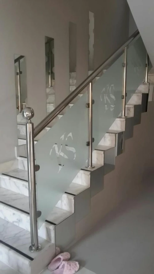 Rampe d'escalier en inox garde corps en inox et verre cabine de douche moderne