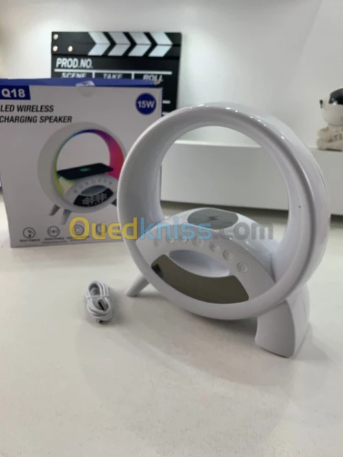 مكبر صوت بلوتوث Q18 متعدد الوظائف مع إضاءة RGB وشحن لاسلكي سريع بقدرة 15 وات مكبر صوت بلوتوث