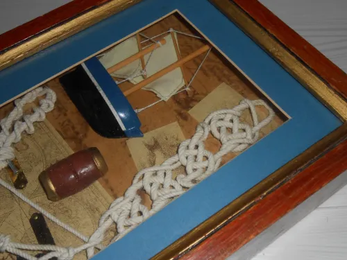 DEUX CADRES AVEC MINIATURE VINTAGE