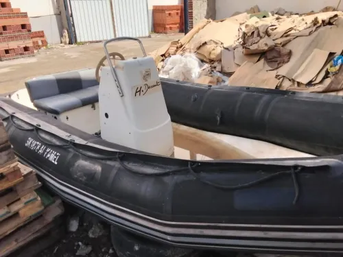 Semi regide Skikda centre ville avec papier très bon état 4.90 mavec accessoires console et foteille