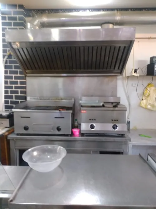 Vente équipement de restaurant  tables et chaises incluses
