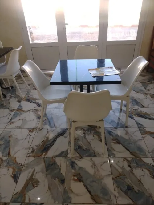 Vente équipement de restaurant  tables et chaises incluses