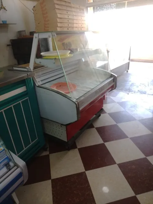 Vente équipement de restaurant  tables et chaises incluses