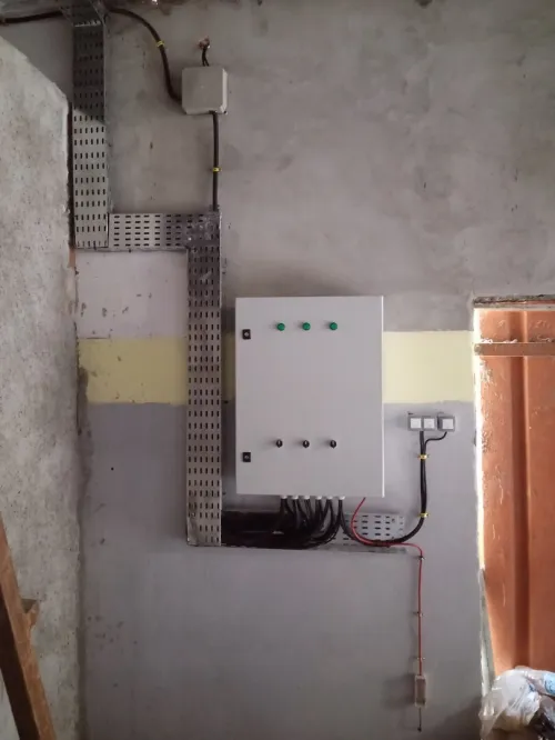 Installation électricité industrielle et cablage les armoires tirage de câble travail professionnel