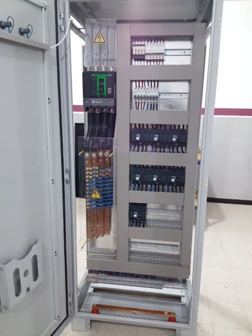 Installation électricité industrielle et cablage les armoires tirage de câble travail professionnel