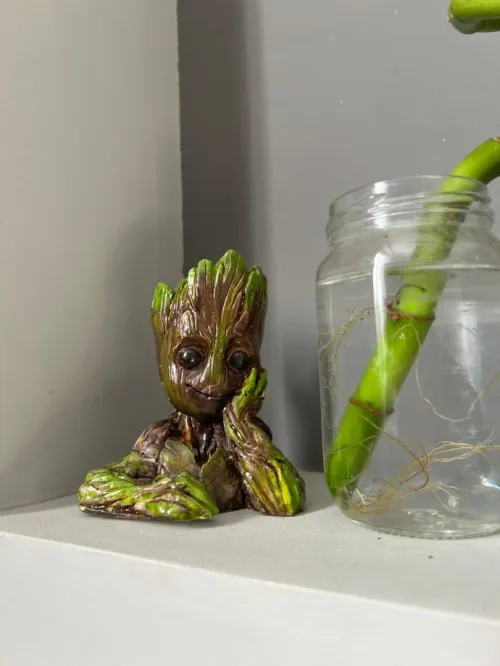 Groot figurine sculpture porte plante 