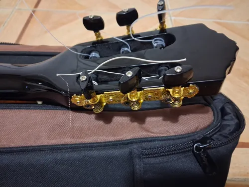 Guitare classic de marque " Ortega"