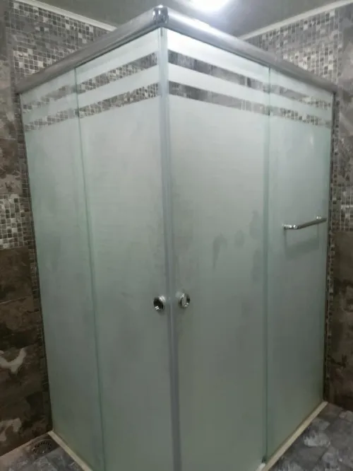  Rampe d'escalier en inox et garde corpe en verre trempé et cabine de douche en verre trempé 