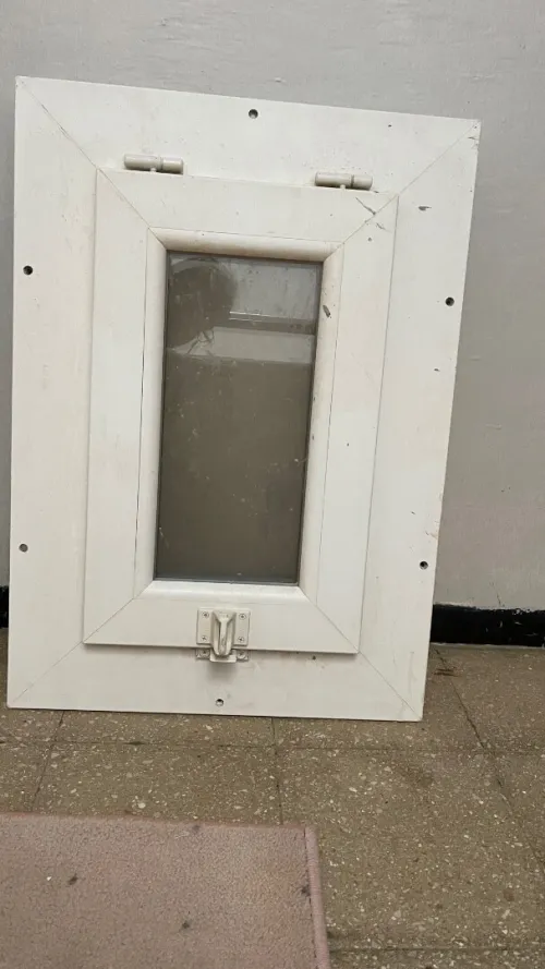Petite pénètre pour toilettes ou salle de bains 