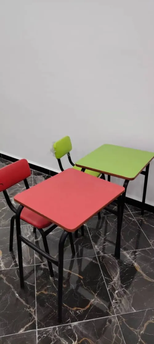 Bureaux, chaises et tables 