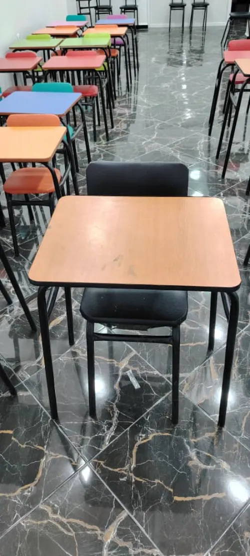 Bureaux, chaises et tables 