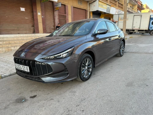 MG MG5 2025 Luxury – Toit ouvrant, boîte auto.
