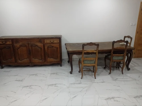 Vend table pour salle à manger 6 places extensible avec deux chaises plus grand buffet antiquite