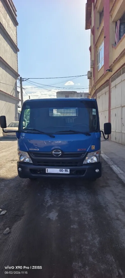 TOYOTA HiNO 611 à benne 2012