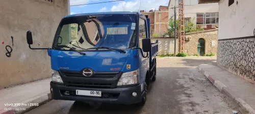 TOYOTA HiNO 611 à benne 2012