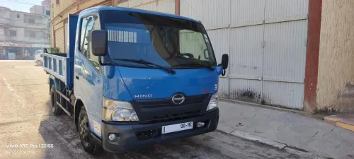 TOYOTA HiNO 611 à benne 2012