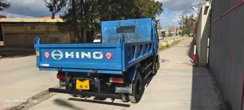 TOYOTA HiNO 611 à benne 2012