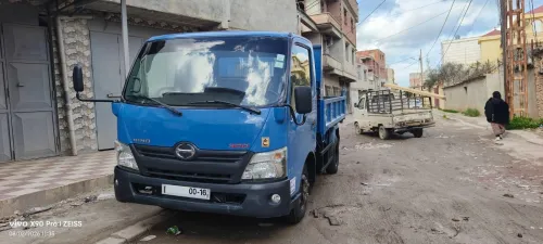 TOYOTA HiNO 611 à benne 2012
