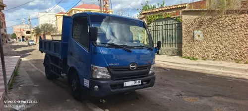 TOYOTA HiNO 611 à benne 2012