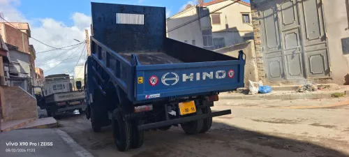 TOYOTA HiNO 611 à benne 2012