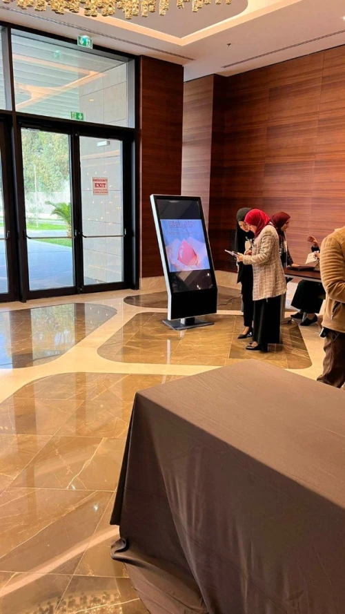 Totem tactile borne interactive