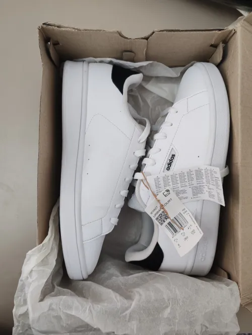 Adidas urban Court 41 1/3 comme neuf melboussa une seule fois.