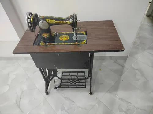Machine a coudre avec la table 