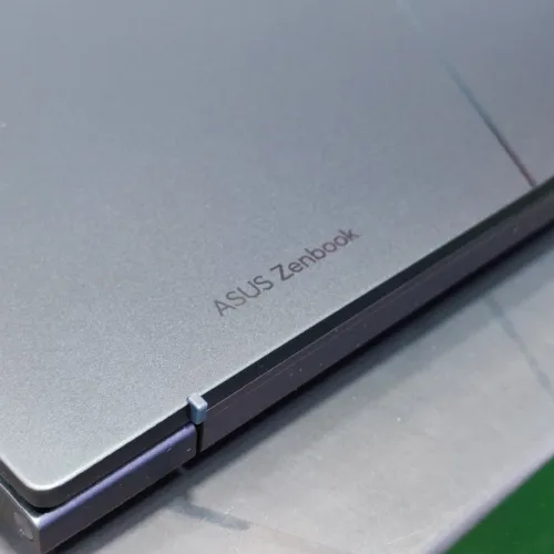 ASUS ZenBook AMD RYZEN 7 7735U 32Go RAM 1TO SSD 15.6 FHD JAMAIS UTILISÉ SOUS EMBALLAGE