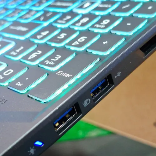 ACER NITRO V16S CORE 7 240H 16GO RAM 1TOSSD 16" FHD+ 180HZ RTX 5060 08GO JAMAIS UTILISÉ