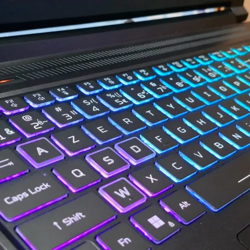 ACER NITRO V16S CORE 7 240H 16GO RAM 1TOSSD 16" FHD+ 180HZ RTX 5060 08GO JAMAIS UTILISÉ