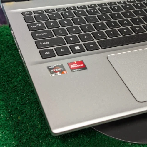 Acer Aspire 3 Ryzen 5 5500U 8GB 512SSD viga 8 écran 15.6 jamais utilisé sous emballage