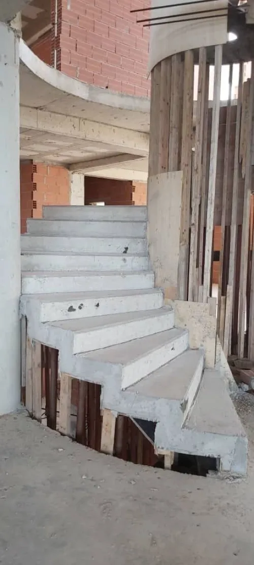 réalisation des escalier moderne et les poteaux et voiles & dalles en béton  