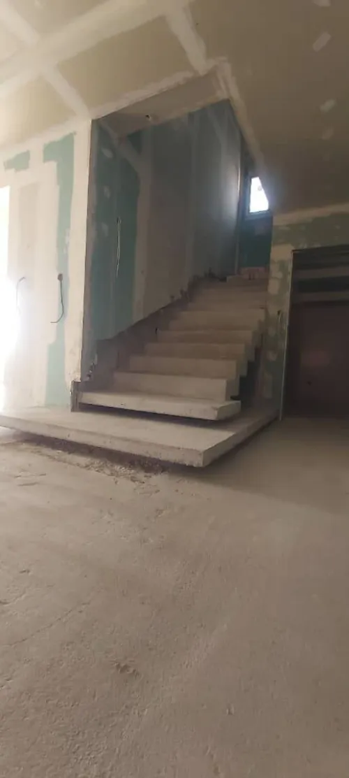 réalisation des escalier moderne et les poteaux et voiles & dalles en béton  