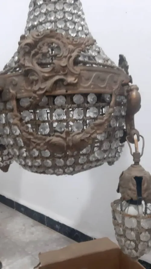 J'ai 3  ancienne lustres antiquités etat moyen 