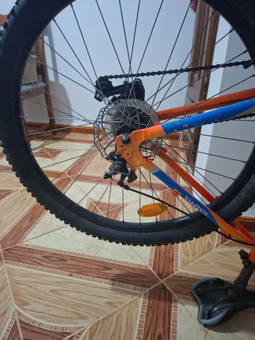 Vélo 27.5 très très bon état comme neuf venus de France ya une semaine