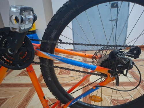 Vélo 27.5 très très bon état comme neuf venus de France ya une semaine